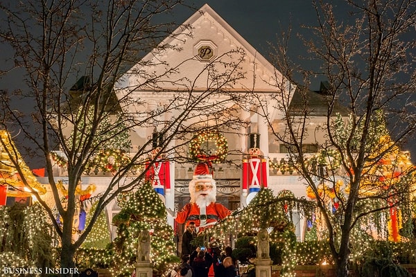 15. Прямо напротив дома Спата можно увидеть дом семьи Полиццотто. Высота этого громадного Санты 8 метров!