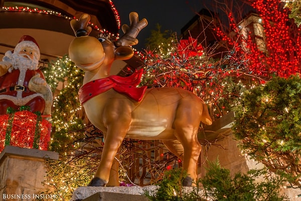 21. Ничто так не олицетворяет Рождество, как огромный северный олень и Санта.