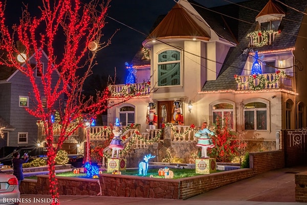 24. Декор на лужайке этого дома включает всю праздничную палитру: подарки, северные олени и Щелкунчики.