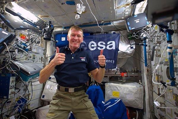 Bu absürt olayımızın kahramanı Tim Peake adlı İngiliz bir astronot.