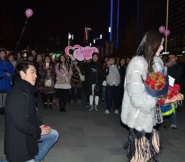 Все участники представления единогласно решили, что девушка не заслуживает не только такого внимания, но и вообще звания замужней.