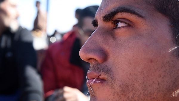 9. Мигранты, зашившие себе рот.