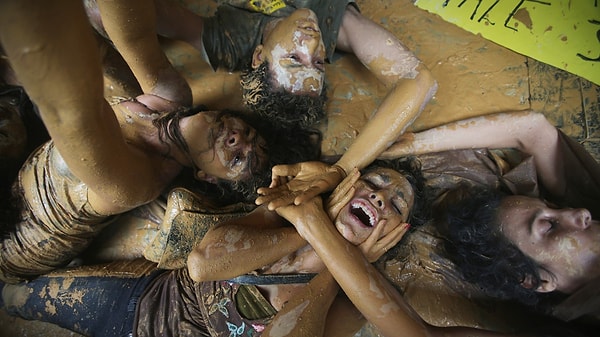 10. «Грязный» протест в Рио-де-Жанейро.