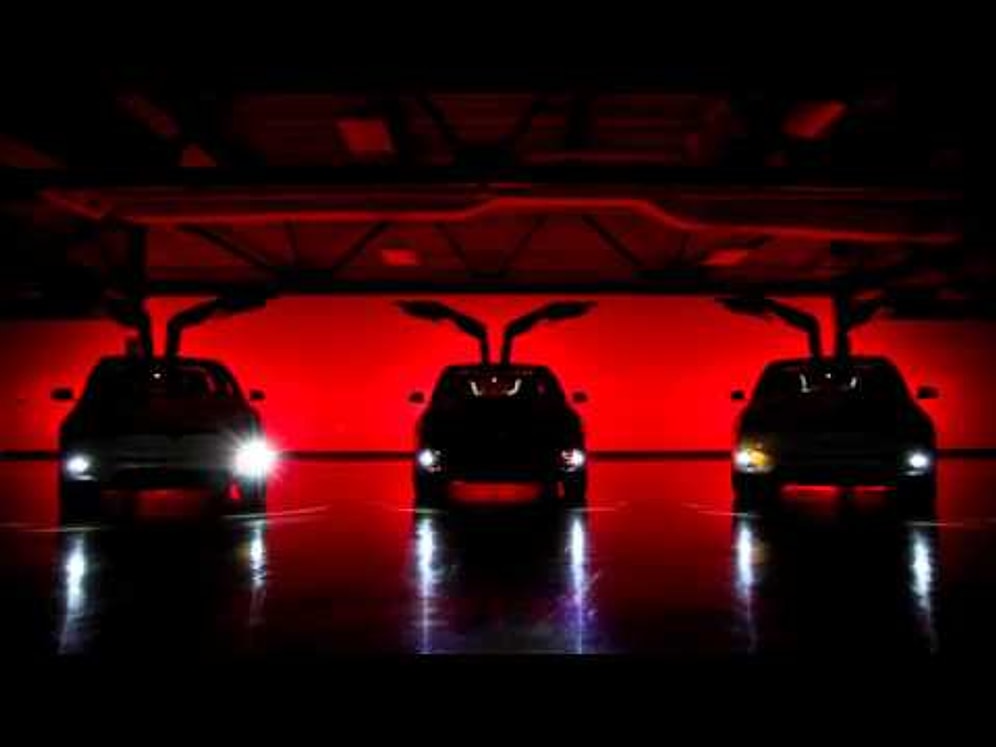 Tesla Model X Eğlenceli Işık Gösterisi ile Yeni Yıla Hazır!