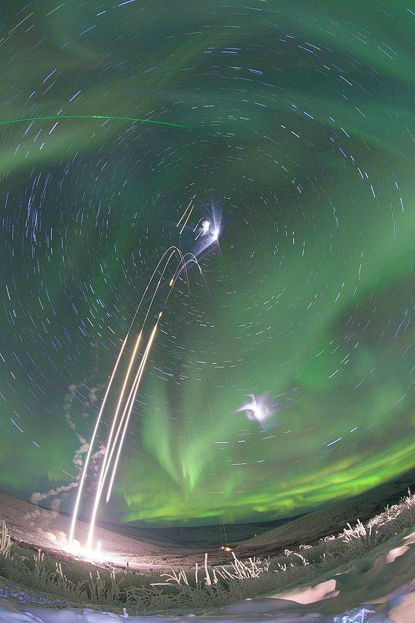 17. NASA'nın Alaska'dan Kuzey ışıklarına fırlattığı dört roketin birleştirilmiş görüntüsü.
