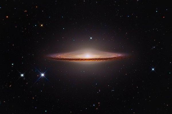 19. Hubble Uzay Teleskobu tarafından görüntülenen Galaksi M104 ya da "Sombrero Galaksisi". 5 Şubat 2015.