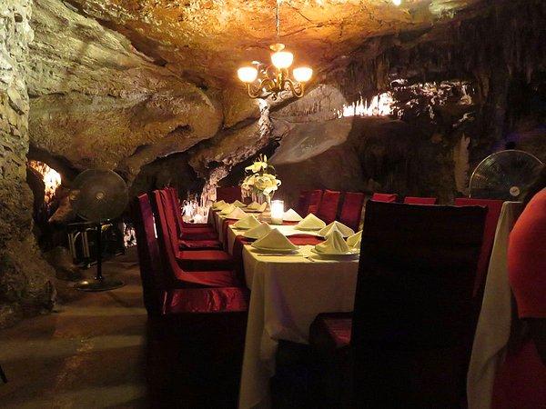 6. Meksika'nın Playa del Carmen şehrinde bulunan 10,000 yıllık mağara, Meksika'ya özgü içki ve yemeklerin servis edildiği bir restorana dönüştürülmüş.