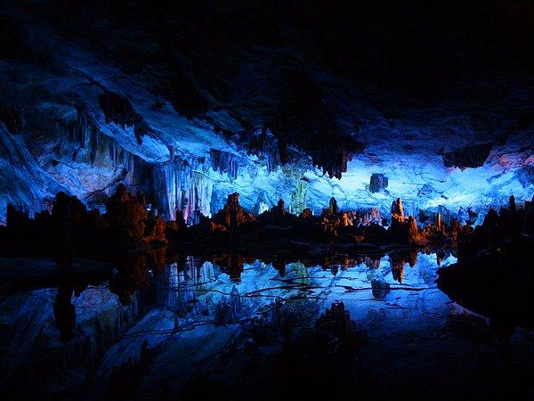 10. Gulin, Çin'de bulunan Reed Flute Mağarası, göz alıcı sarkıtları ve ışığı alma açısı ile adeta rüyalardan çıkma bir mekan.
