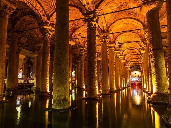 15. Bizans İmparatoru I. Justinianos tarafından yaptırılan Yerebatan Sarnıcı, ülkemizin en önemli sembollerinden biri. Sarnıç, 24 milyon galon su depolama kapasitesine sahip.