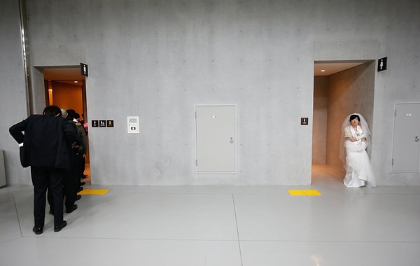 5. Церковь Объединения в Южной Кореи проводит ежегодную массовую свадебную церемонию. В этом году на этом мероприятие поженились 3,800 пар.