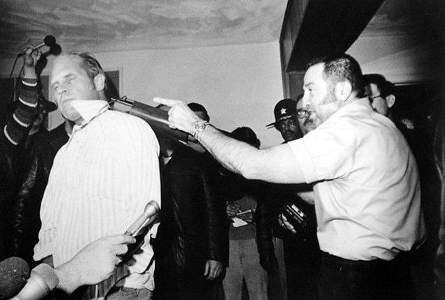 4. Tony Kritsis, Richard O'Hall'u canlı yayında av tüfeği ile rehin almışken. 1977.