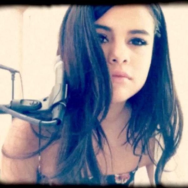 6. Lise sona giden, odasının duvarlarında Selena Gomez posterleri eksik olmayan komşu kızı Derya.