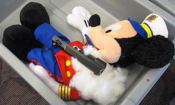 6. Warwick'teki havaalanında Amerikalı görevlilerin karşılaştığı içine silah saklanmış peluş Mickey Mouse oyuncağı.