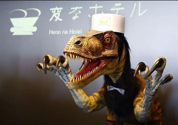 5. Bir otelin resepsiyonunda görev yapan bu dinozor robot...