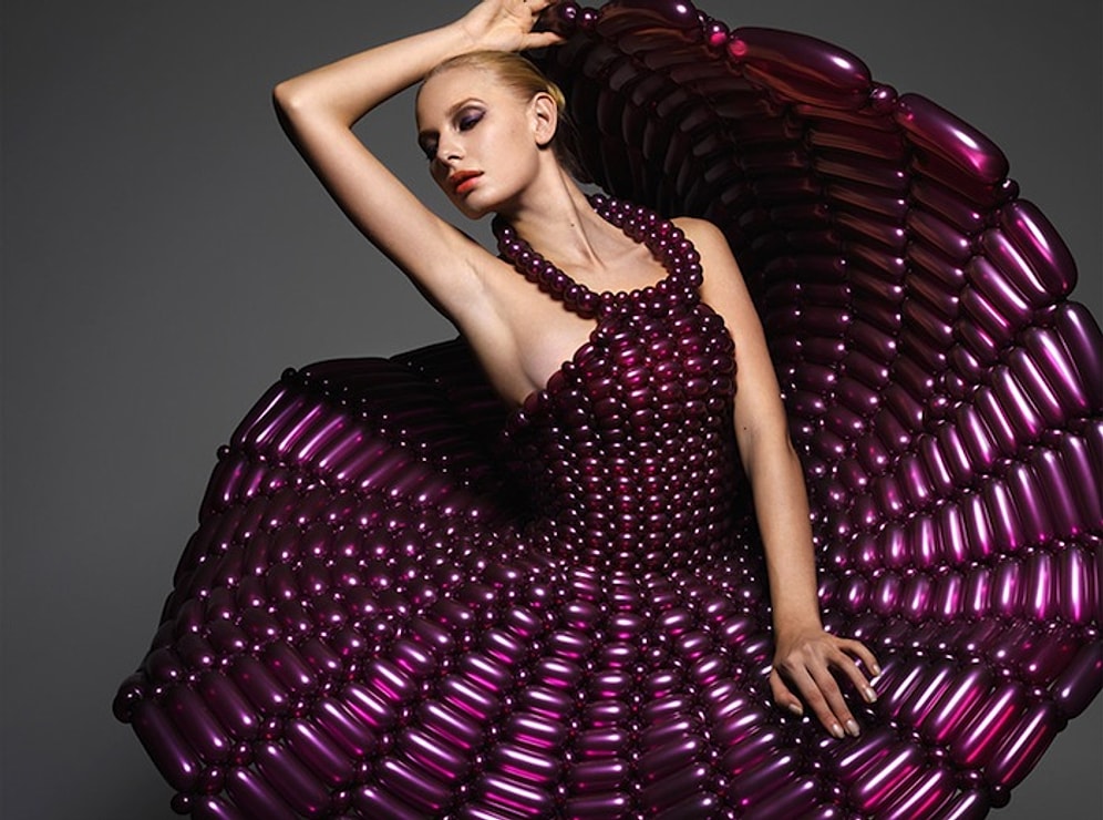 15 необычных дизайнерских платьев, "сшитых" из воздушных шаров!