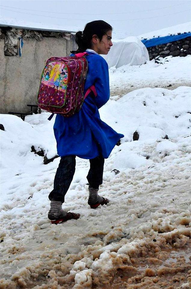 3. Kışın montsuz ve ayakkabısız okula giden Merve