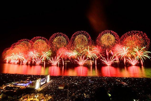 3. Zira o gece Copacabana'da, müzik, dans ve muhteşem bir havai fişek gösterisinden oluşan parti için yaklaşık 2 milyon insan toplanmıştı.