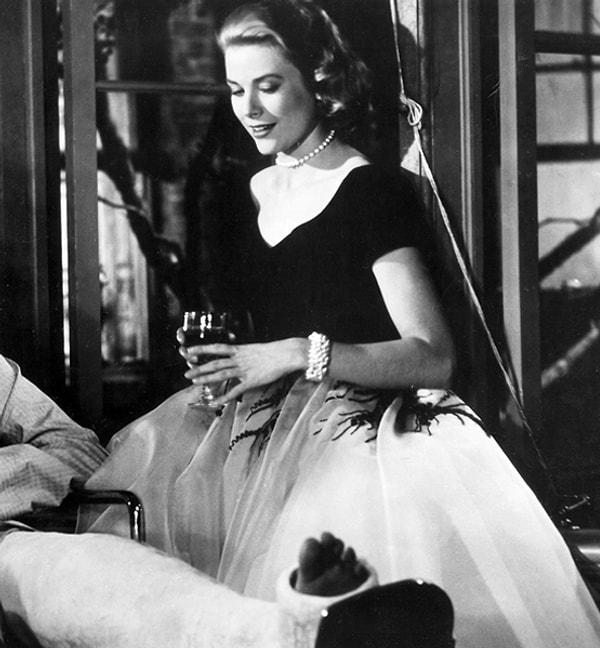 7. 1954 yapımı Arka Pencere(Rear Window) filminde Grace Kelly ile özdeşleşen bu elbise