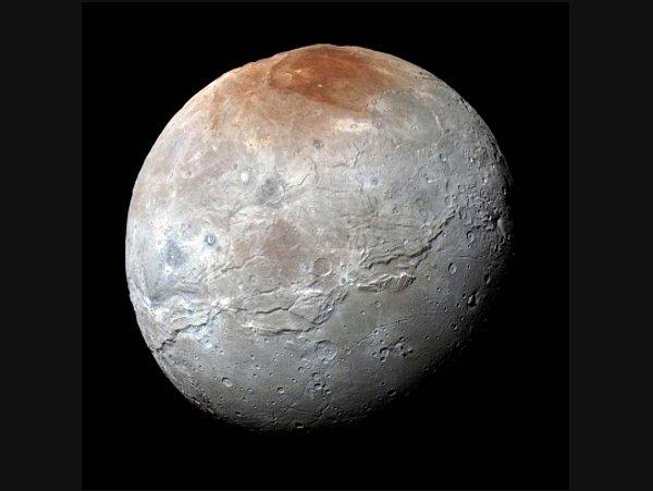 12. NASA'nın New Horizons adlı uzay aracı tarafından çekilen görüntüler, nefes kesici buz kaplı dağları, donmuş nitrojen akıntıları ve pusuyla cüce gezegen Plüton'u gözler önüne seriyor.