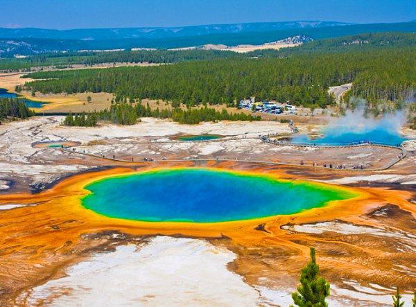 18. Bilim insanları, Yellowstone Milli Parkı'ndaki süper yanardağın altında bulunan kısmen sıcak, erimiş kaya rezervini keşfetti.