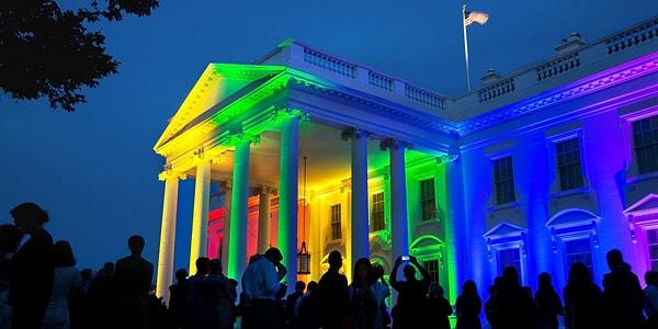 24. ABD Yüce Mahkemesi'nin eşcinsel evliliği yasal hak olarak tanımasından sonra Beyaz Saray gökkuşağı renkleriyle aydınlatıldı. Beyaz Saray personelinin çoğu kutlamaya katılmak için geç saatlere kadar buradan ayrılmadı. 26 Haziran 2015.
