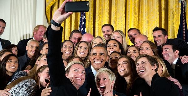41. Başkan Obama, 2015 FIFA Kadınlar Dünya Kupası'ndaki zaferlerinden sonra ABD Kadınlar Milli Futbol Takımı ile selfie çekilirken. 27 Ekim 2015.