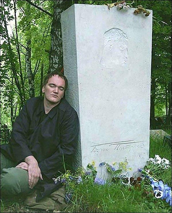 2. Quentin Tarantino 2004 yılında çocukluk kahramanı Boris Pasternak'ın mezarında.