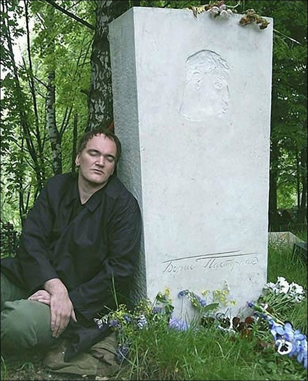2. Quentin Tarantino 2004 yılında çocukluk kahramanı Boris Pasternak'ın mezarında.