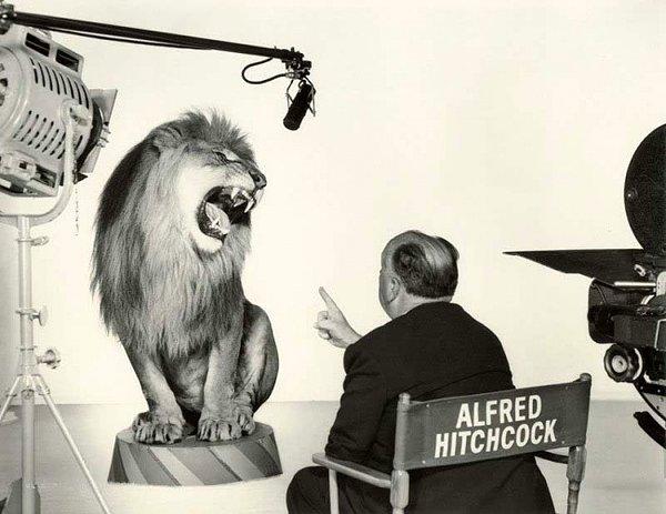 5. Alfred Hitchcock 1958'te Metro-Goldwyn-Mayer şirketinin tanıtımında yer alan meşhur aslanla çekim yaparken.