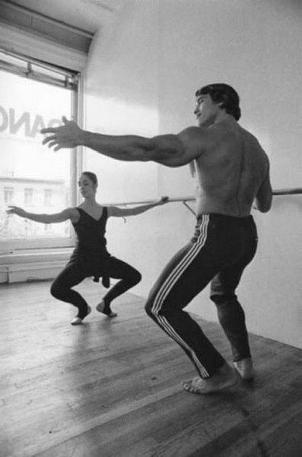 10. Arnold Schwarzenegger bale antrenmanında.