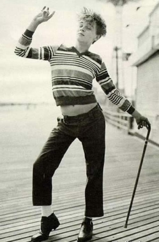 13. Leonardo DiCaprio, gençliğinde Charlie Chaplin'i canlandırırken.