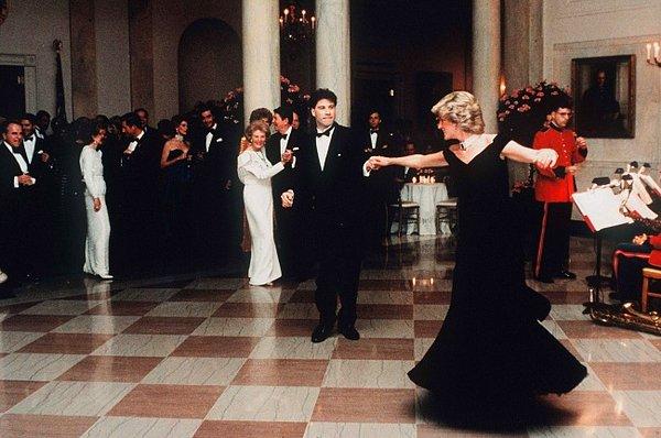 17. Princess Diana ve John Travolta, Beyaz Saray'da dans ederken. 1985.