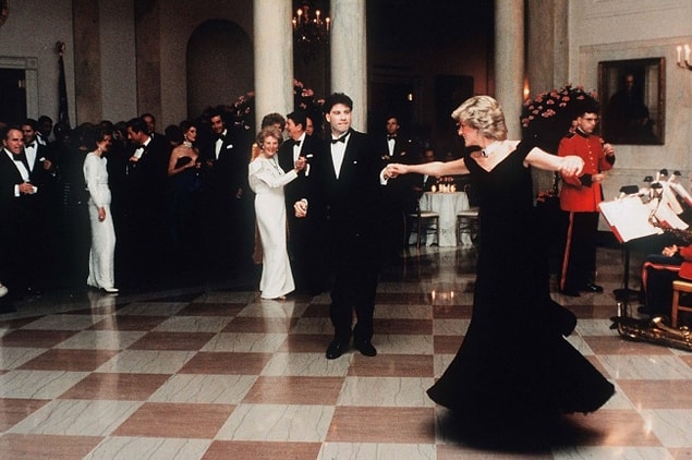 17. Princess Diana ve John Travolta, Beyaz Saray'da dans ederken. 1985.
