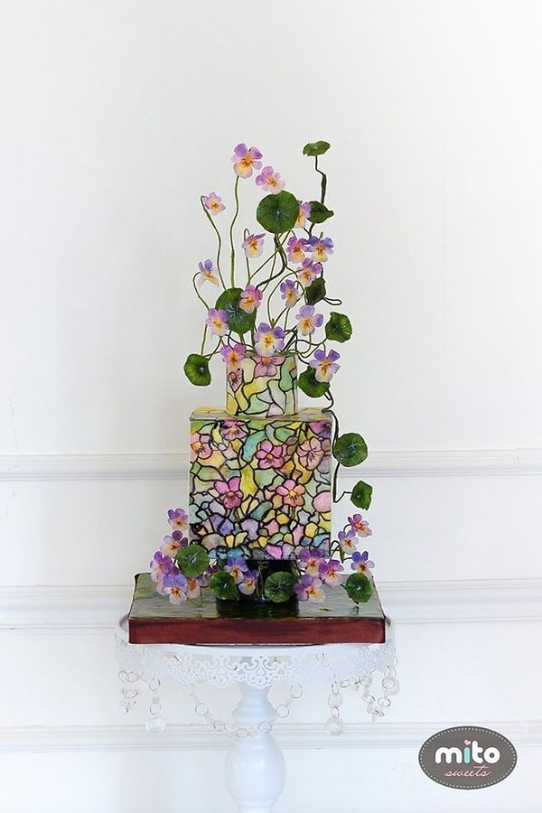 23. Замысловатый филигранный торт с «витражным стеклом».