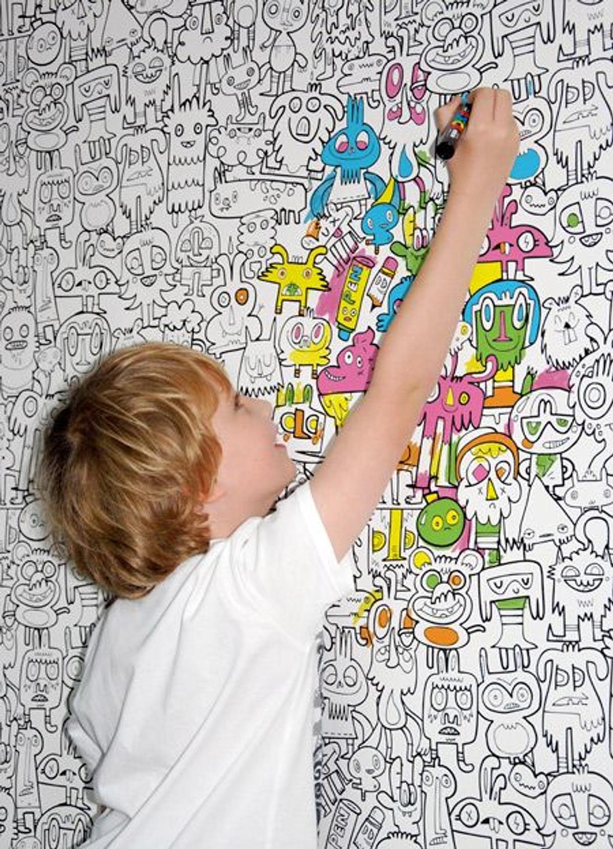 Мальчик разрисовал. Разрисованные стены. Стена для рисования. Детские рисунки на стене. Идеи для детских рисунков.