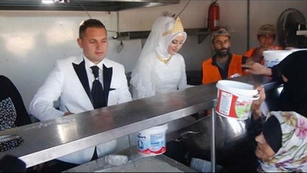 6. Düğün yemeklerini Türkiye'ye sığınan, yaklaşık 4000 Suriyeli ile paylaşan yeni evli Türk çift.