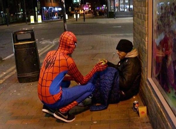 14. Geceleri evsizlere yemek götürüp, herkesin kahraman olabileceğini kanıtlayan isimsiz Örümcek Adam.