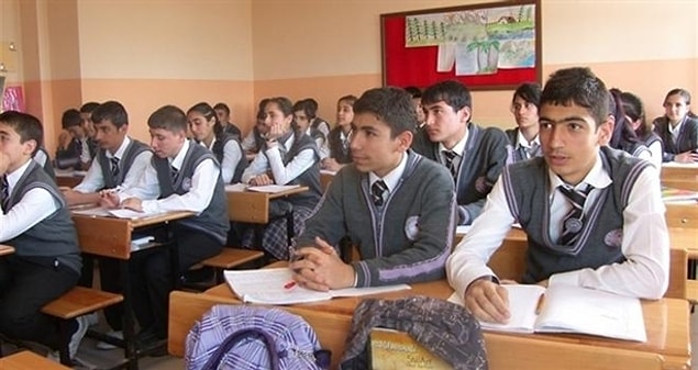 Her yıl müfredat değişiklikleri çok fazla olduğu için öğretmenler bile bu hızlı değişimi takip edemeyecek kıvama geliyor.