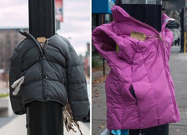 13. Kış aylarında evsizlere yardım etmek için sokaktaki direklere mont giydiren Kanadalı çocuklar.