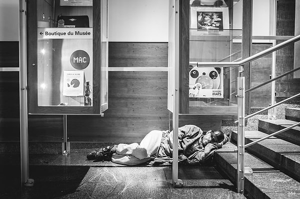 Нет подушки? Подойдет ступенька.