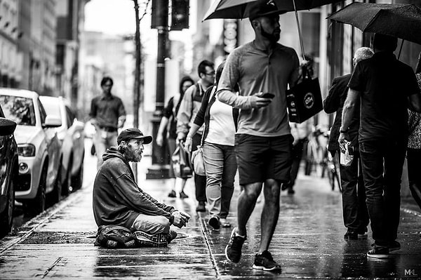 У меня нет зонтика, чтобы защититься от холодного ливня.