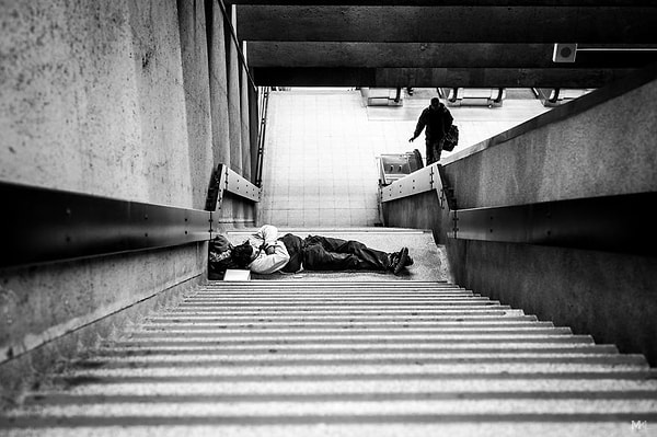 Застрял посередине.