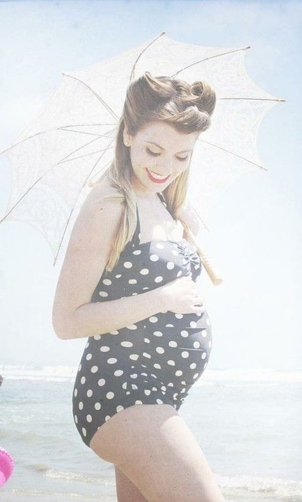 7. Можно не тратить кучу денег на наряды. Обычный закрытый купальник невероятным образом украшает и без того аппетитные формы будущей мамочки.