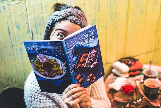 Застенчивая девушка фотографа