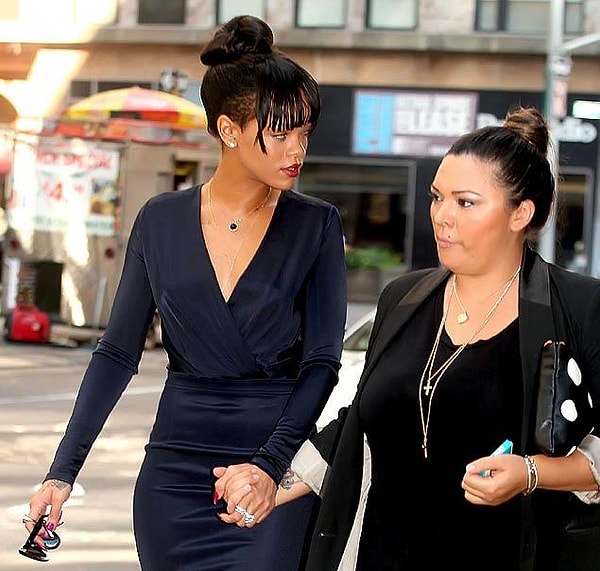 Рианна на похоронах ее бабушки