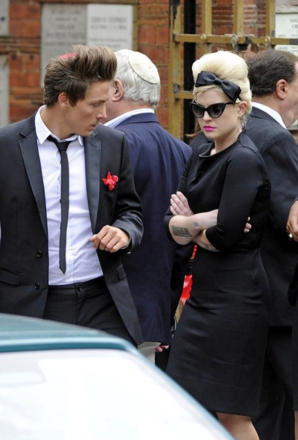 Келли Осборн на похоронах Эми Уайнхаус