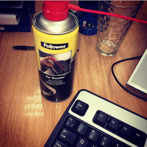 9. Избавьтесь от пыли, в том числе на технике.