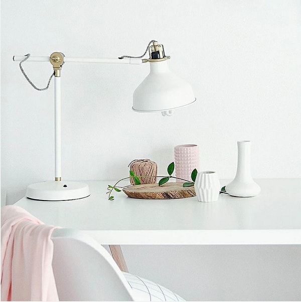 15. Избавьтесь от ненужной мелочи на столе и под ним.