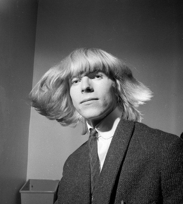 1. 1965 yılında, henüz sahne ismi olan David Bowie olarak değil, David Robert Jones olarak bilinirken...