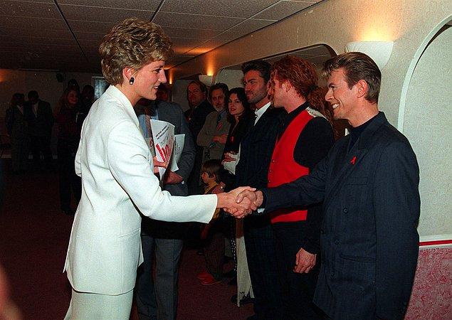 26. 1993 yılında, Prenses Diana ile tanışırken...
